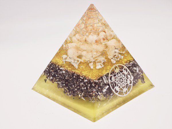 Orgonite pyramide citrine et cube de metatron argenté